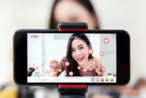 Asian,Woman,Professional,Beauty,Vlogger,Or,Blogger,Live,Broadcasting,Cosmetic | クロスボーダーネクスト株式会社