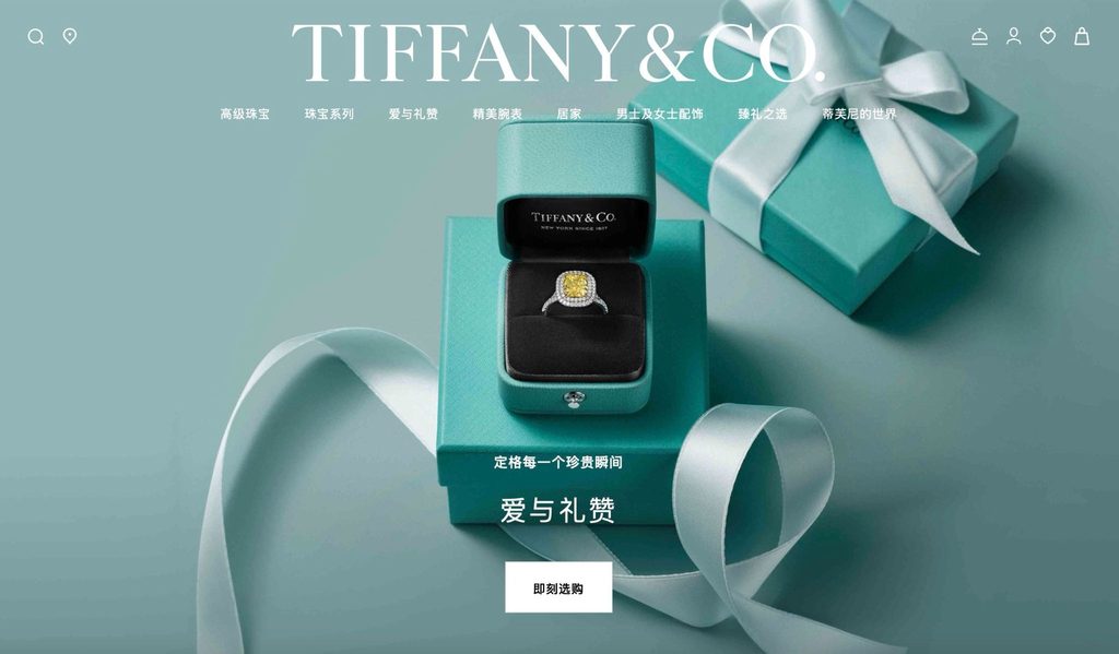 image | クロスボーダーネクスト株式会社 Teal Tiffany & Co. gift box opens to reveal a yellow diamond ring in a black velvet holder.